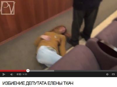 Избиение Елены Ткач. Кадр из ролика http://youtu.be/Oa0L32hCLSo