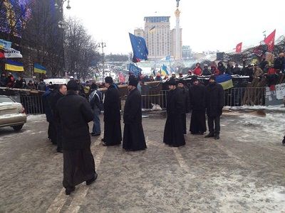 Священники на Майдане. Фото из блога eyra-0501.livejournal.com
