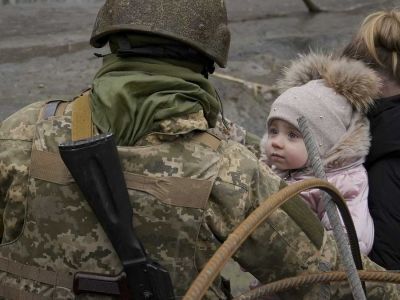 Эвакуация украинских детей. Фото: AP Photo