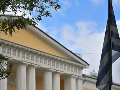 Флаги на территории посольства Греции в Москве. Фото: Евгений Одиноков / РИА Новости
