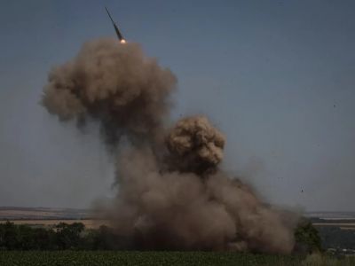 Украинские военные производят залп из ракетной системы "Ураган" на линии фронта в Донбассе. Фото: Gleb Garanich / Reuters
