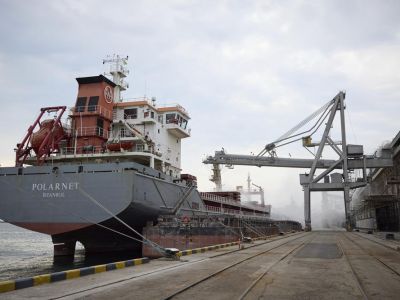 Турецкое грузовое судно Polarnet загружает украинское зерно в порту Одесской области  29 июля 2022 года. Фото: Пресс-служба Президента Украины / AP