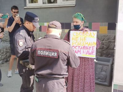 "Оставьте нам наше!" Первый пикет в поддержку Евгения Ройзмана в Екатеринбурге у музея Невьянской иконы, 24.08.22. Фото: @justmediaru