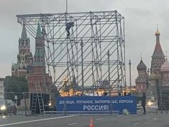 Монтаж сцены к концерту в честь "референдумов" на Красной площади. Фото: pikabu.ru