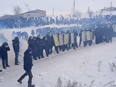 Столкновения с ОМОНом в Баймаке (Башкортостан), 17.01.24. Скрин видео: t.me/istories_media/4755