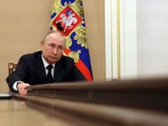 Владимир Путин в одиночестве. Фото: bloomberg.com